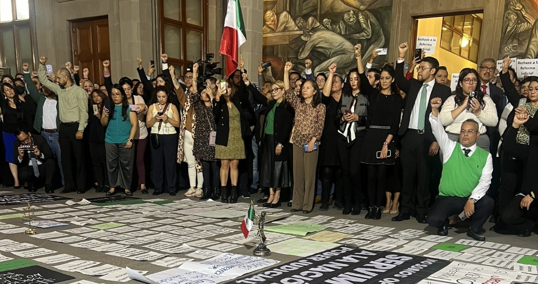 "Juraron servir al pueblo, no al Ejecutivo", "La justicia no se vota", "La autonomía no es una tómbola" y "El ministro imparcial es de carrera judicial" fueron algunas de las consignas que se escribieron en pancartas y que los trabajadores de la SCJN colocaron en la oficina de la Ministra Lenia Batres.