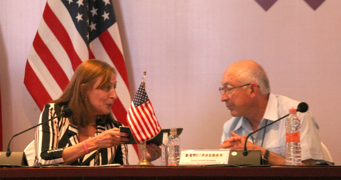Tatiana clouthier, entonces Secretaria de Economía, conversa con el Embajador Ken Salazar durante la reunión de gobernadores en Villahermosa, Tabasco, el 20 de octubre 2021.