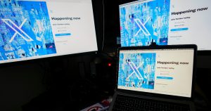  Monitores de computadoras y una laptop muestran la página de inicio de sesión de X, antes conocido como Twitter, el 24 de julio de 2023, en Belgrado, Serbia. Foto: Darko Vojinovic, AP