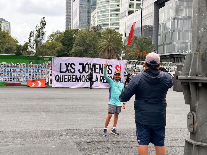 "Lxs jóvenes sí queremos la reforma", se leía en la manta que colocaron las y los jóvenes que se han manifestado a favor de los cambios al Poder Judicial.