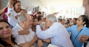AMLO conviviendo con sus simpatizantes
