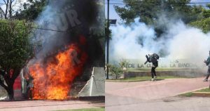 Al término del mitin y de la entonación de himno Venceremos, los jóvenes, que llegaron con el rostro cubierto, empezaron a lanzar petardos hacia la sede militar.Fotos: Jesús Guerrero, El Sur.