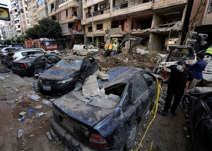 Autos dañados luego de un bombardeo en Beirut