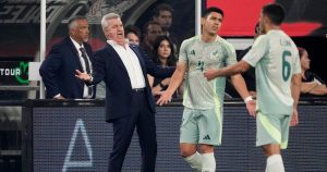 Javier Aguirre, técnico de México, así como sus jugadores Jesús Angulo y Erik Lira, hacen un reclamo al árbitro durante un partido amistoso ante Canadá, el martes 10 de septiembre de 2024, en Arlington, Texas Foto: Tony Gutiérrez, AP.