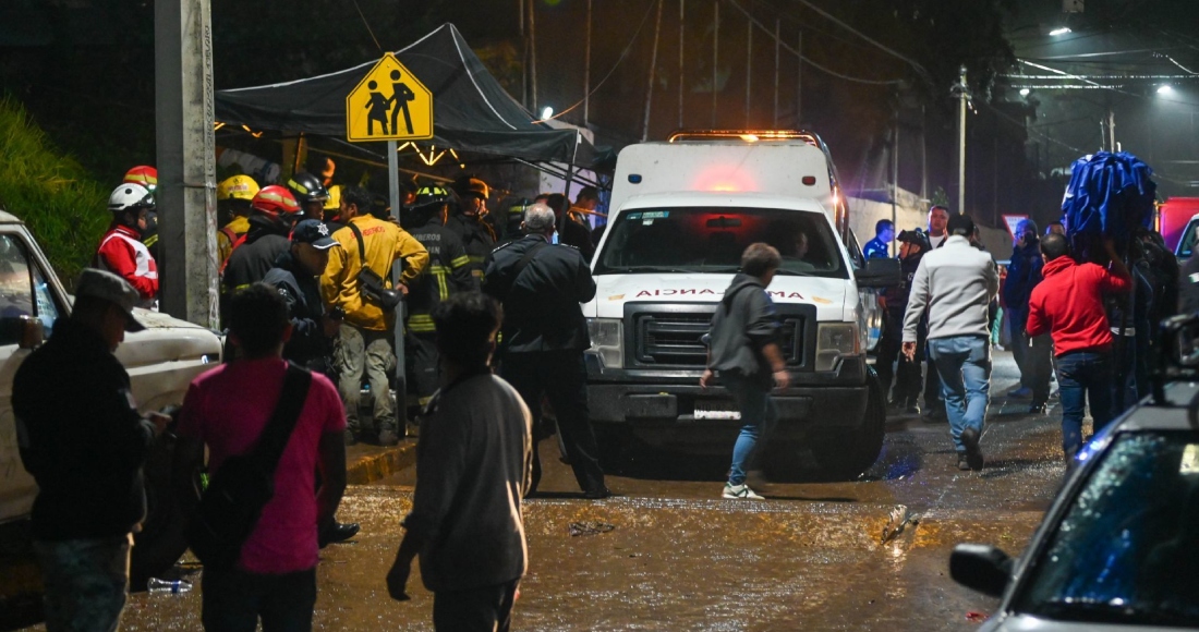 Un deslave privado por las lluvias provocó la muerte de cuatro personas en Los Cuartos. Los hechos se registraron en la colonia La Raquelito, en donde cuerpos de rescate trabajan a marcha forzadas para buscar sobrevivientes.
