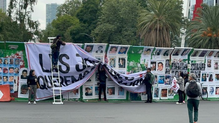 Un grupo de jóvenes estudiantes coloca una manta a favor de la reforma al Poder Judicial.