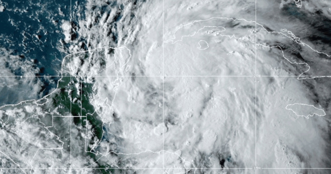 Esta imagen satelital de la Oficina Nacional de Administración Oceánica y Atmosférica de Estados Unidos (NOAA, por sus siglas en inglés) tomada el martes 24 de septiembre de 2024 a las 6:10 p.m. (hora del Este) muestra a la tormenta tropical Helene frente a la costa de Florida en el Golfo de México, cerca de México y Cuba. Foto: NOAA vía AP.