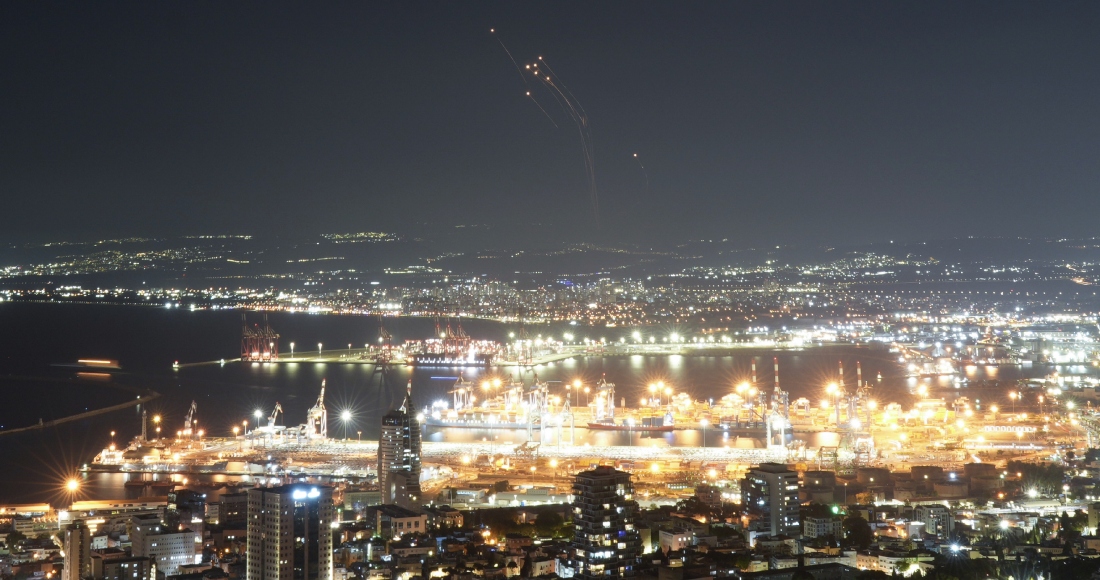 El sistema de defensa antiaérea de Israel, la Cúpula de Hierro, dispara proyectiles para interceptar los cohetes lanzados desde Líbano, en el norte de Israel, el 24 de septiembre de 2024.