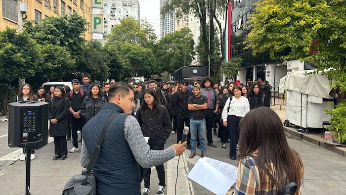 Las y los jóvenes liderados por Celso Roque y Layla Manilla, voceros del movimiento juvenil a favor de la reforma, empezaron en punto de las 10:00 horas un acto a las afueras del Senado.
