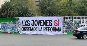 Pancarta de Jóvenes por la Reforma Judicial.
