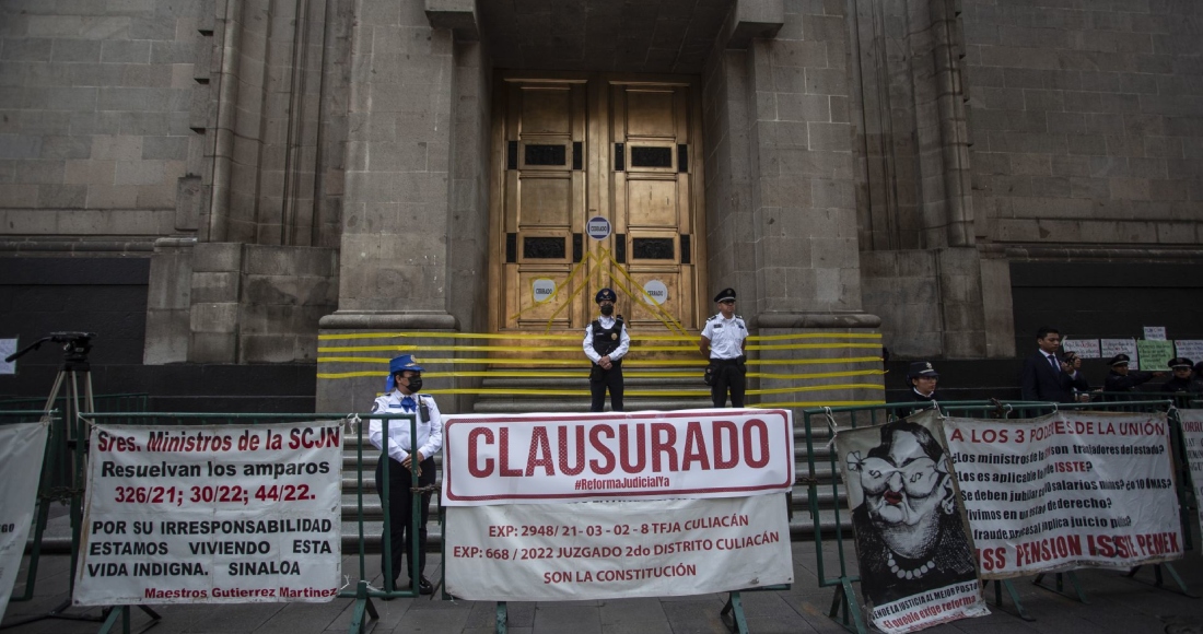 Estudiantes integrantes del movimiento #ReformaJudicial clausuraron de manera simbólica a La Suprema Corte de Justicia de la Nación (SCJN) en las entradas principales.