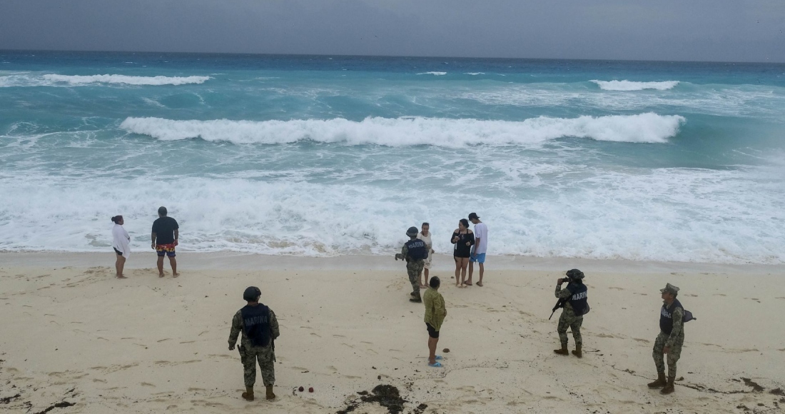 Cielos nublados y lluvias se observan en el horizonte del mar desde las playas de Cancún esto ante la proximidad de la Tormenta Tropical "Helene".