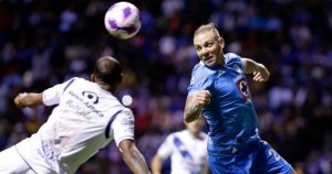 Luis Quiñones y  Carlos Rotondi durante el partido entre el Club Puebla y la maquina celeste del Cruz Azul, correspondiente a la jornada 12 del torneo Apertura 2024 de la Liga BBVA MX, celebrado en el Estadio Cuauhtémoc. Foto: Mireya Novo, Cuartoscuro.