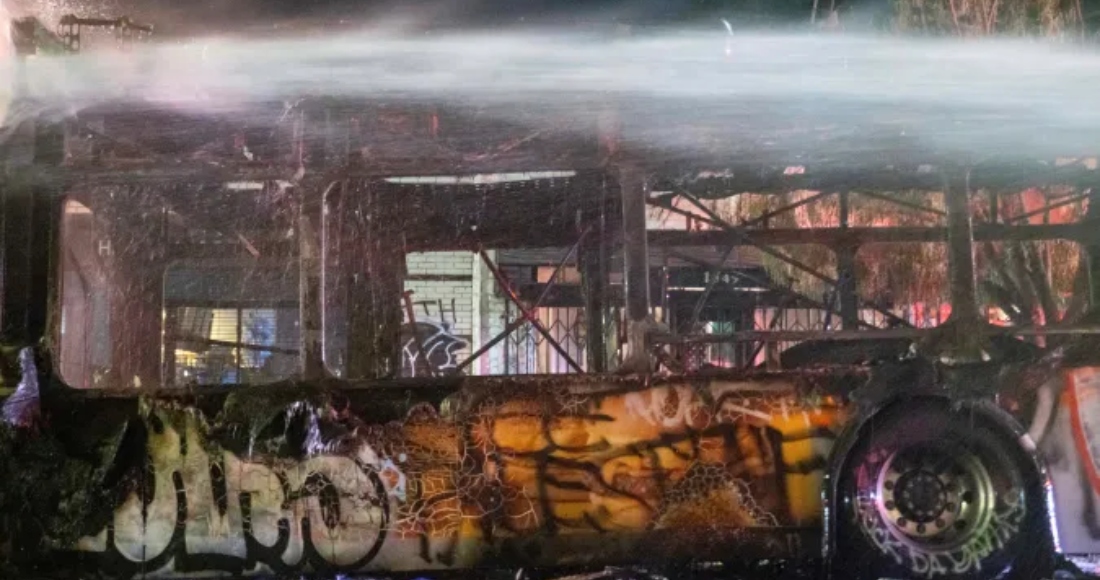 El Departamento de Policía de Los Ángeles (LAPD) informó que una multitud hostil rodeó un autobús de Metro y que lo incendiaron en el área de Sunset Boulevard y Echo Park Avenue.