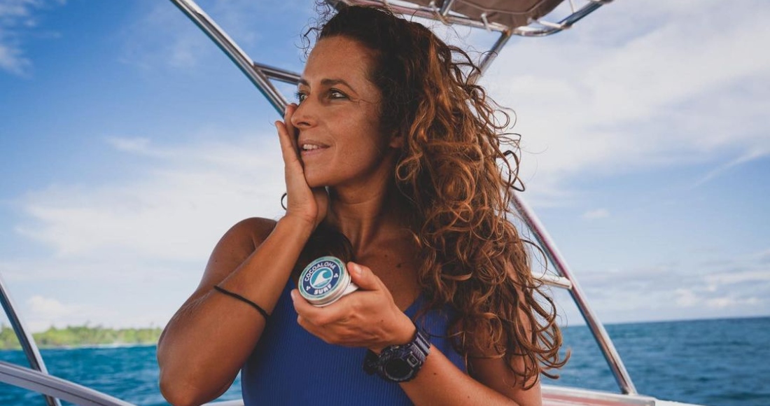 El pico de un pez aguja se clavó en el pecho de la surfista italiana cuando esta se encontraba en Indonesia surfeando. La herida fue letal.