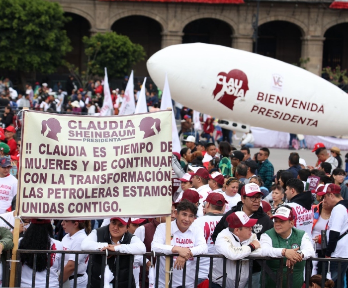  Simpatizantes a la presidenta Claudia Sheinbaum previo a la ceremonia de los pueblos indígenas y el pueblo afromexicano para la entrega del Bastón de Mando, en la plancha del zócalo de la Ciudad de México. 