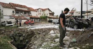 Expertos antibombas de la policía israelí inspecciona el lugar después de que un misil disparado desde el Líbano impactó en Petah Tikva, en las afueras de Tel Aviv, Israel, el domingo 24 de noviembre de 2024. Hezbollah ha defendido estos ataques como un gesto de solidaridad con los palestinos y con Hamás. Irán respalda a ambos grupos armados.