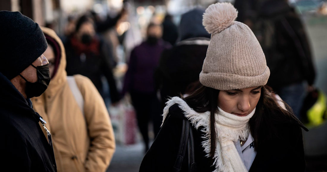 Personas utilizando ropa invernal