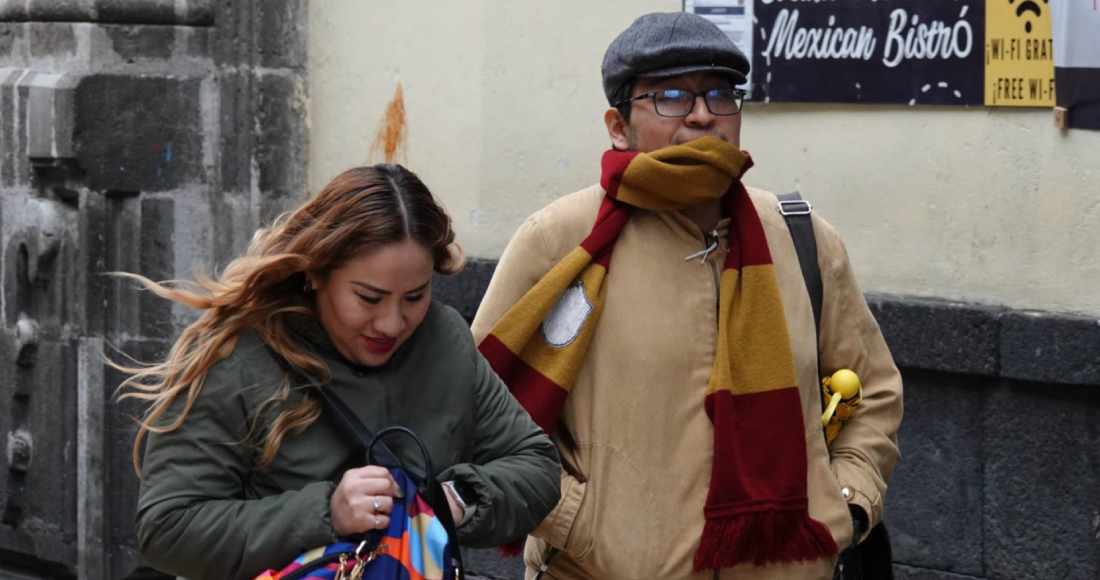 Personas con bufanda y abrigo para cubrirse del frío