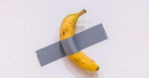 La obra "Comedian" del artista Maurizio Cattelan