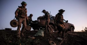 Soldados ucranianos instalando minas y obstáculos antitanque cerca del pueblo de Chasiv Yar en la región de Donetsk, Ucrania.