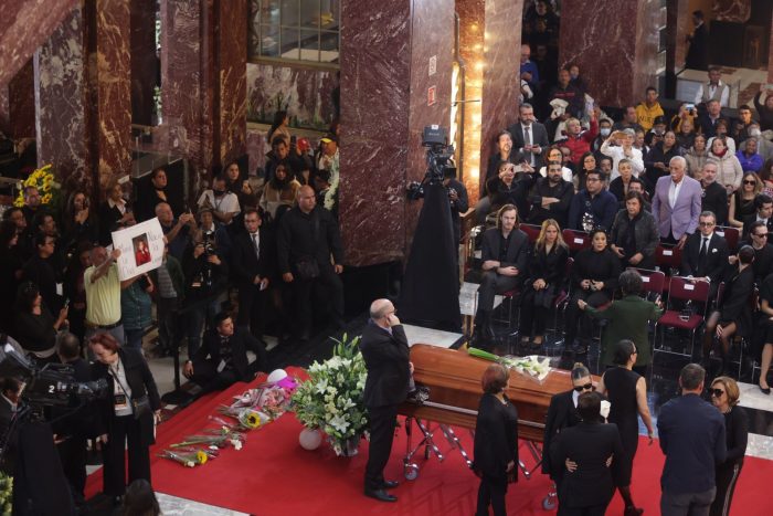 fanáticos llegando a ver a Silvia Pinal