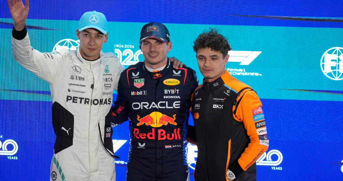 El británico George Russell de la escudería Mercedes, que saldrá segundo, al lado del neerlandés Max Verstappen de Red Bull, quien saldrá primero y Lando Norris de McLaren, que saldrá tercero, en el GP de Qatar tras la calificación del sábado 30 de noviembre del 2024. Foto: Darko Bandic, AP.