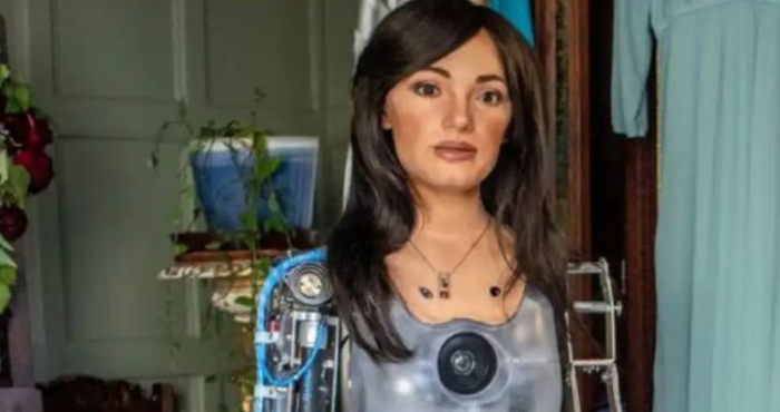 Ai-DA y sus brazos robóticos