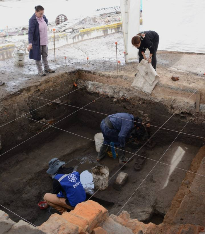 Arqueólogos del INAH trabajando en la zona del vestigio.