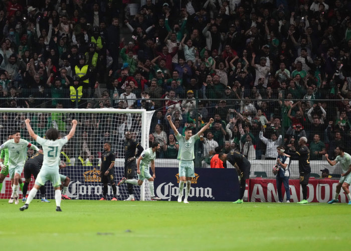 La Selección Mexicana celebra el gol de Henry Martin
