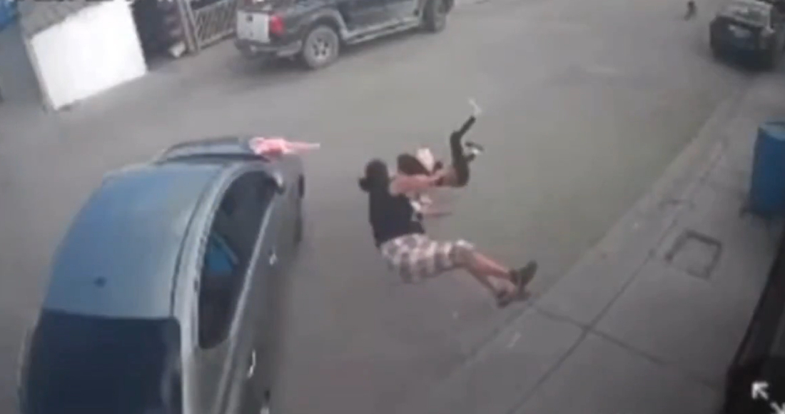 Una madre y su hija son lanzadas al aire después de ser golpeadas por un auto gris