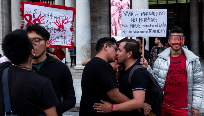 Integrantes de la comunidad LGBTTTIQPA+ se manifestaron en el marco del Día Mundial de la Lucha contra el Sida con un Besotón frente al Palacio de Bellas Artes.