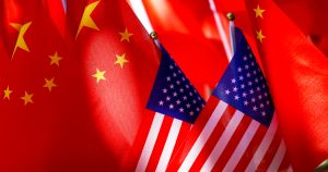 En respuesta a las represalias de Estados Unidos a China, el gigante asiático prohibió este martes exportar materiales clave para el desarrollo tecnológico.