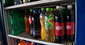 Bebidas saborizadas expuestas en un comercio. Foto: Victoria Valtierra, Cuartoscuro