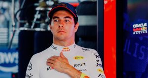 Apenas en la primera vuelta del Gran Premio de Abu Dhabi. el piloto mexicano "Checo" Pérez abandonó la competencia tras tener un contacto con Valtteri Bottas.