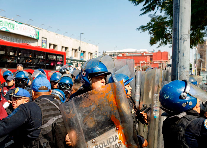 Policías y comerciantes ambulantes se enfrentan en la Alameda Central
