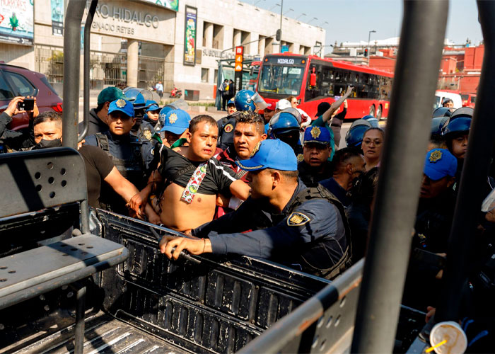 Policías y comerciantes ambulantes se enfrentan en la Alameda Central