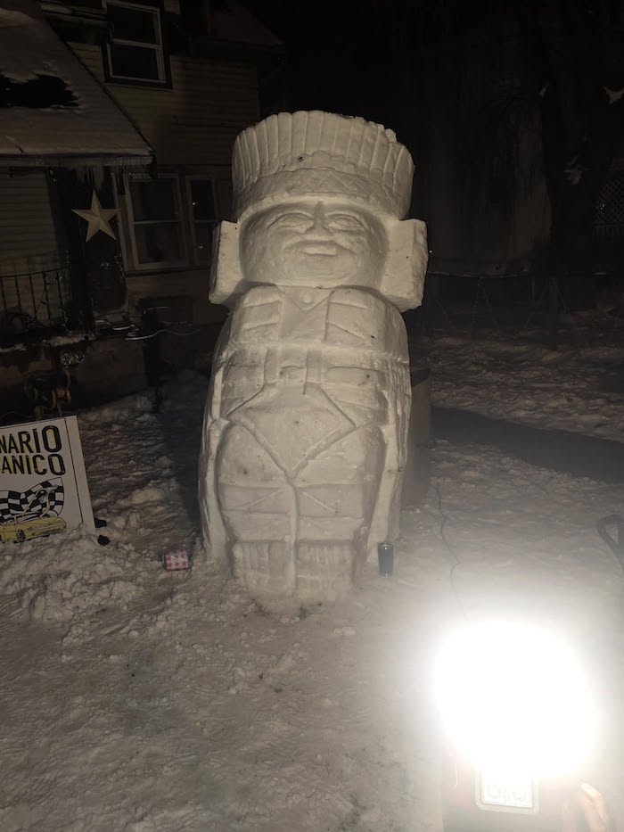 Atlante de nieve hecho por hidalguense.