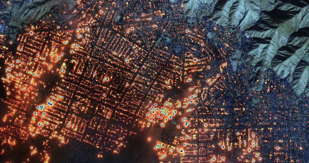 "Las llamas venían de la montaña y consumían las casas": Hablan vecinos de Los Ángeles, California.