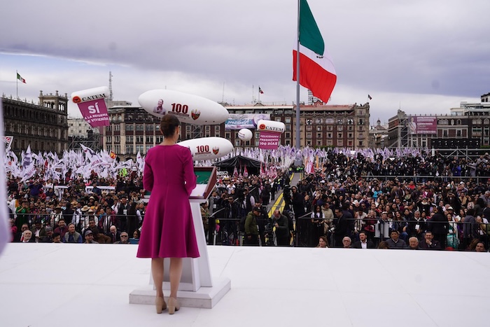 La Presidenta Claudia Sheinbaum Pardo aseguró que el pueblo la eligió para dar continuidad al proyecto de la Cuarta Transformación (4T) que inició Andrés Manuel López Obrador (AMLO) en 2018.
