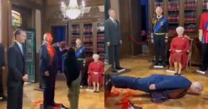 Al final, la figura, manchada también con pintura roja, acabó en el suelo junto con una bandera de Palestina. No hay información sobre si las autoridades van a proceder en contra de los manifestantes. Foto: Captura de pantalla de video.