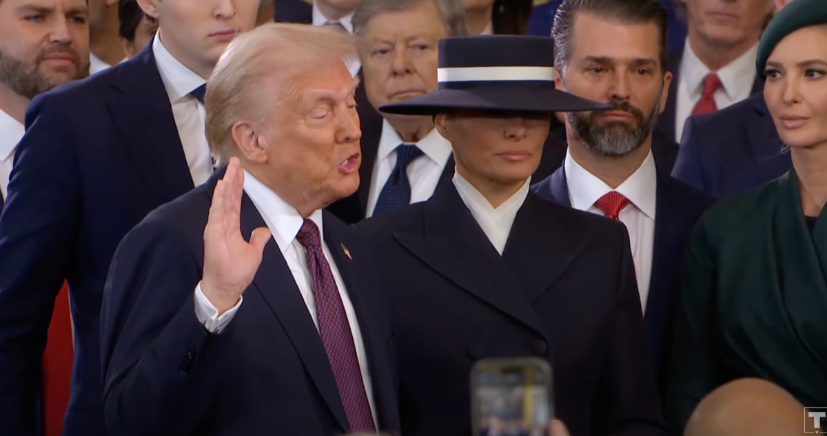 Donald Trump mientras juramenta como el nuevo Presidente de Estados Unidos.