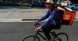 En México, millones de personas trabajan durante largo tiempo y reciben sueldos bajos.