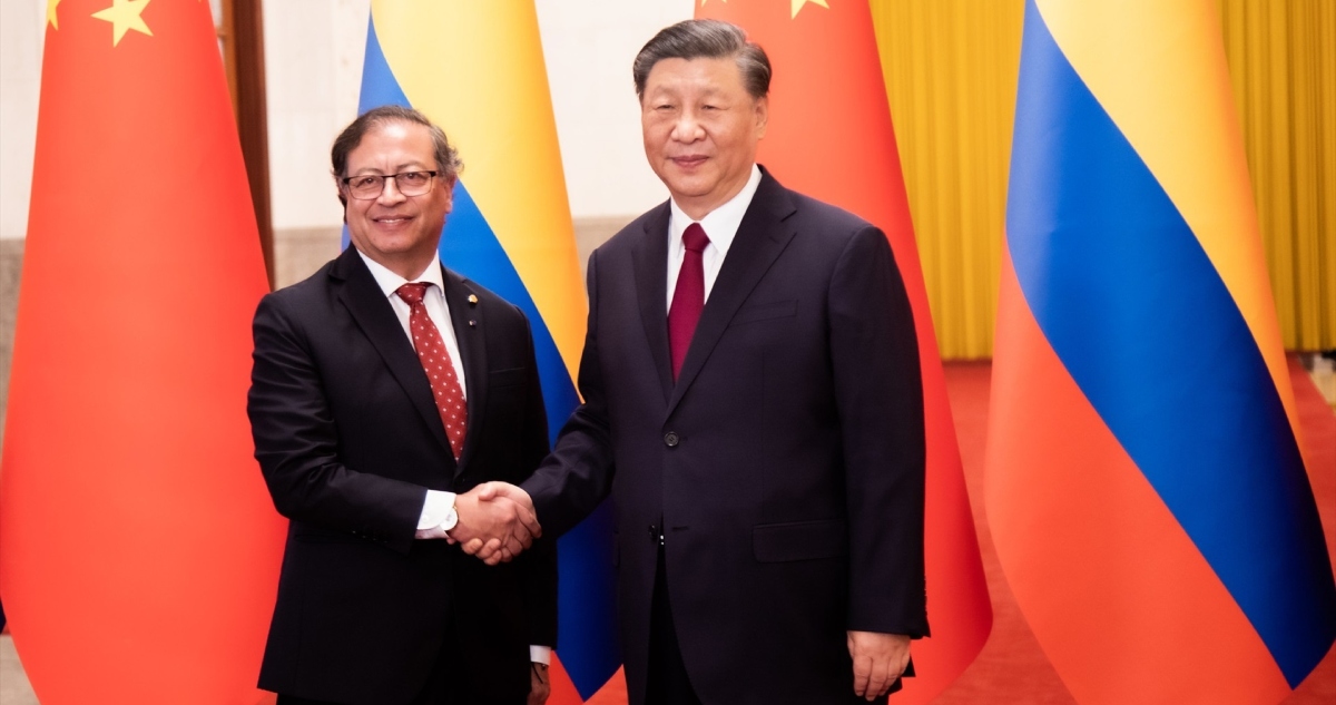 Gustavo Petro, Presidente de Colombia, y Xi Jinping, su homólogo de China, estrechan sus manos.
