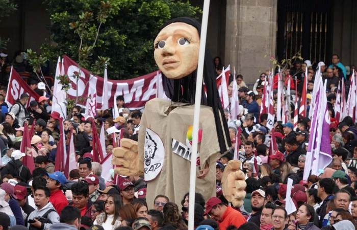 350 mil personas arropan el informe de Sheinbaum en un Zócalo festivo.