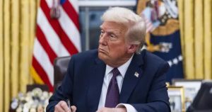 Donald Trump firma el decreto que retrasa la prohibición de TikTok durante 75 días.