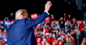 Las órdenes ejecutivas firmadas por Trump son un teatro para las masas