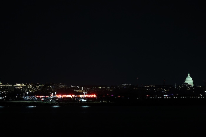 Anoche, un avión de pasajeros con más de 60 personas a bordo procedente de Wichita (Kansas) colisionó en el aire con un helicóptero del ejército de Estados Unidos sobre el río Potomac.