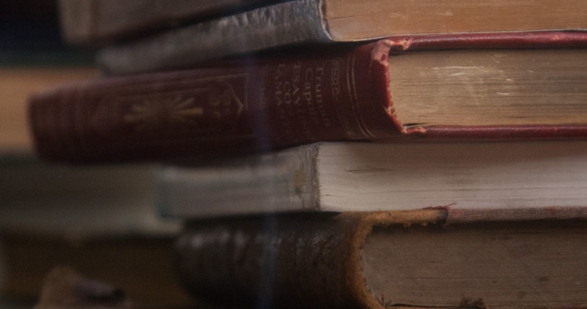Una pila de libros sobre una mesa.