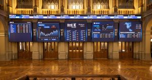 El anuncio de aranceles apenas mueve los mercados de EU; el dólar baja y sube. Wall Street pierde poco.